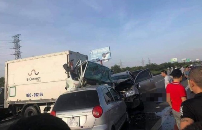 Ô tô lao qua dải phân cách cao tốc, gây tai nạn liên hoàn, 2 người thiệt mạng