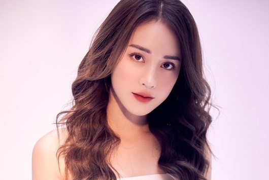 Nữ MC xinh đẹp của VTV6 nổi giận vì bị đồn cặp đại gia, 