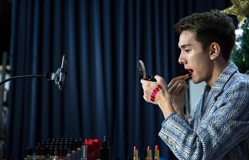 Người đàn ông livestream bán son thu hút hơn 150 triệu người xem, chốt 15.000 đơn trong vòng 5 phút