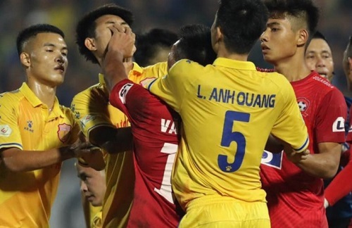 Trung vệ Nguyễn Văn Hạnh bị đề nghị kỷ luật vì đánh đối thủ, 