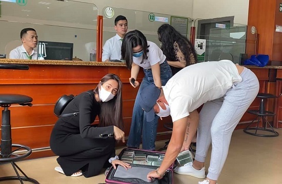 Thủy Tiên, Công Vinh đi rút cả vali tiền, trao tận tay tiền mặt cho bà con miền Trung
