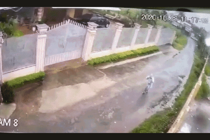 Video: Kinh hoàng khoảnh khắc gió bão số 9 quật đổ bức tường, đè cô gái đang đi bộ bất tỉnh