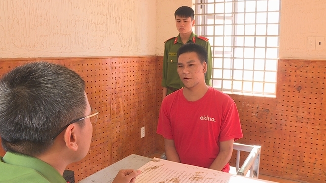 Bị khống chế trong nghĩa trang, cô gái trẻ nhanh trí