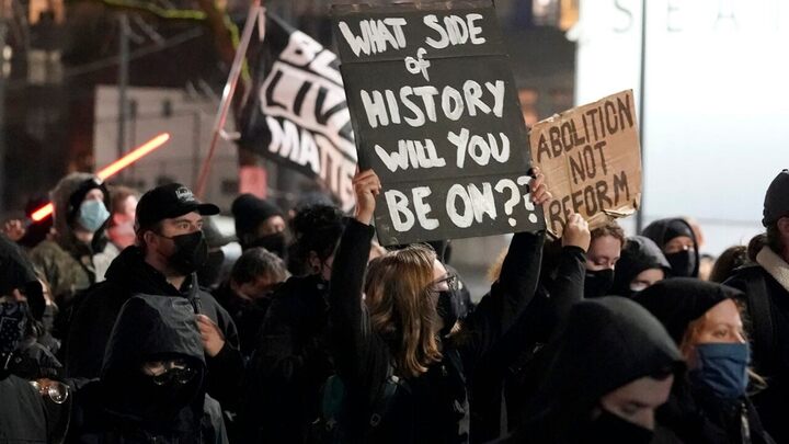 Ít nhất 8 người bị bắt giữ trong cuộc biểu tình sau đêm bầu cử tổng thống Mỹ