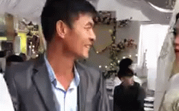 Video: Cô dâu mếu máo sau hôn lễ, bố vỗ vai nói câu hài hước thay đổi cục diện