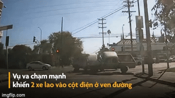 Video: Xe bán tải bất ngờ bị