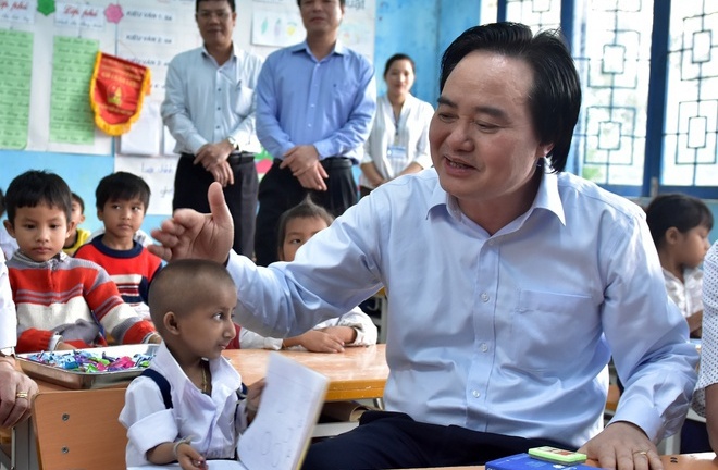 Cậu bé tí hon Đinh Văn K’rể qua đời, Bộ trưởng bộ GD-ĐT gửi lời chia buồn sâu sắc