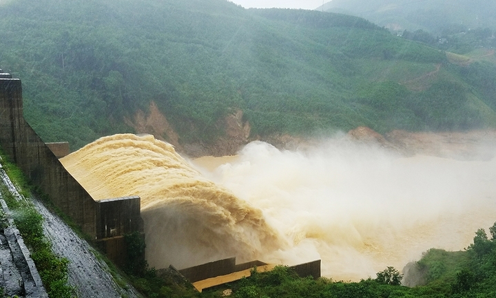 Lũ lụt, sạt lở ở miền Trung: Lỗi không phải tại... ông Trời!