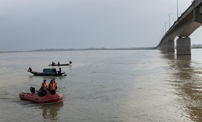 Tìm thấy thi thể nam thanh niên để lại ví và áo trên cầu, nhảy sông Lam tự tử