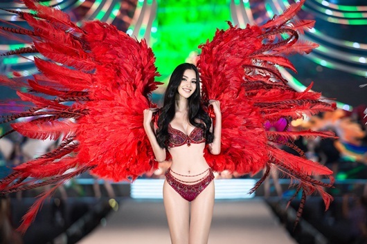 Lần đầu tiên Top 3 Hoa hậu Việt Nam đương nhiệm trình diễn bikini trước khi hết nhiệm kỳ