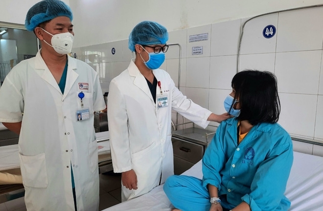 Tin tức đời sống mới nhất ngày 15/11: Cô gái nuốt phải muỗng nhựa dài 12cm khi đang ăn