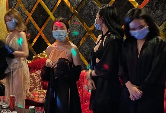 TP.HCM: Tiếp viên nhà hàng Angel mặc đồ 