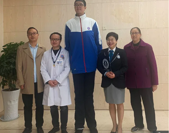 Nam sinh 14 tuổi ở Trung Quốc lập kỷ lục Guiness với chiều cao 2,21m