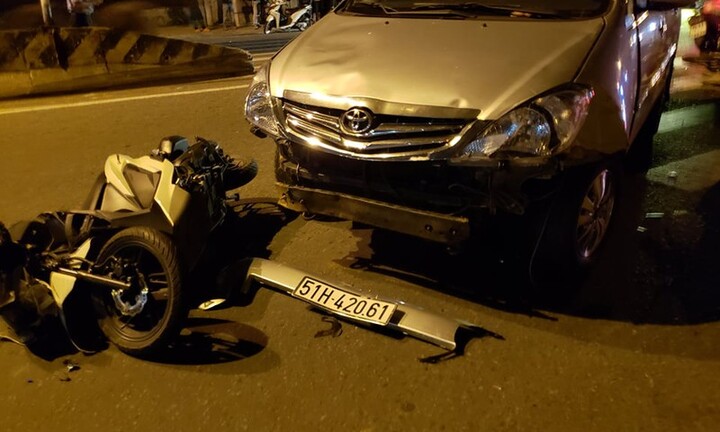 Dừng đèn đỏ, ô tô tông liên tiếp 10 xe máy