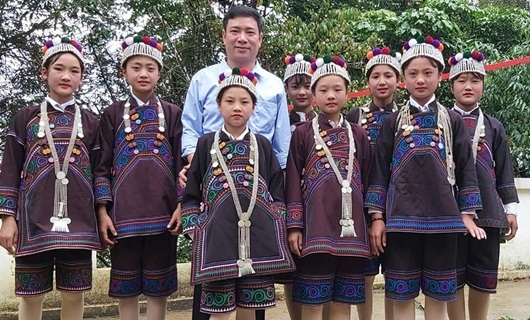 Thầy Hiệu trưởng 41 tuổi vẫn độc thân, hơn 20 năm bám bản gieo chữ cho học trò vùng cao