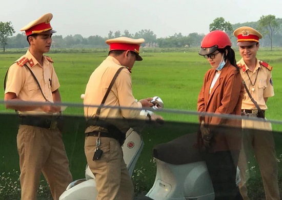 Bị bắt xe vì vi phạm giao thông, cô gái cưới luôn anh cảnh sát xử phạt mình