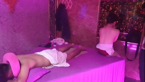 Bắt quả tang nữ nhân viên quán massage Suka không mặc áo, kích dục cho khách