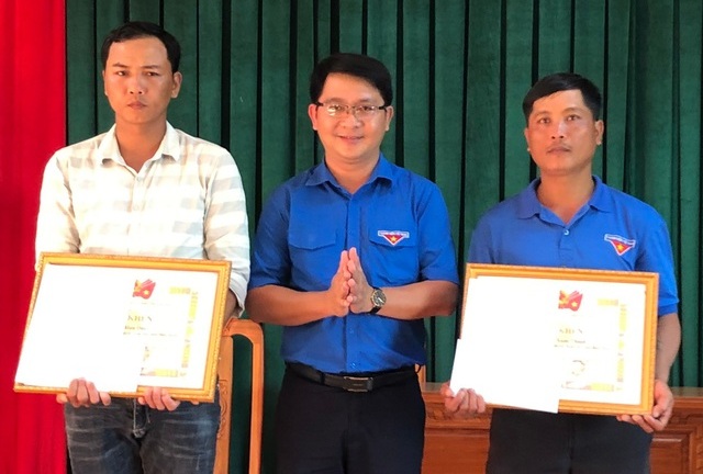 Bình Định: Khen thưởng 2 thanh niên cứu người gặp nạn trong đợt mưa lũ