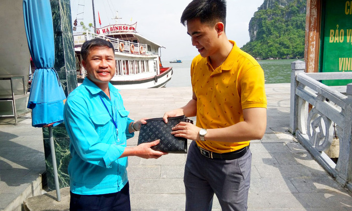 Bỏ quên ví trên tàu, du khách tham quan vịnh Hạ Long nhận lại tài sản