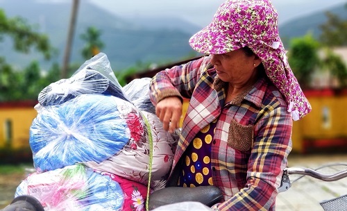 Trao 150 suất quà đến người dân gặp khó khăn do mưa lũ ở Huế