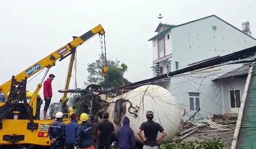 Lâm Đồng: Kinh hoàng xe bồn chở gas lao thẳng vào 3 ngôi nhà ven đường lúc rạng sáng