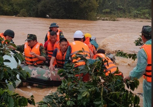 Vụ 2 nữ du khách bị lũ cuốn: Huy động hơn 100 người tìm kiếm