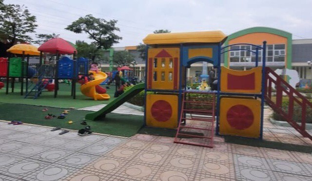 Móc cổ áo len vào khe cầu trượt khi chơi ở trường, bé 4 tuổi nguy kịch