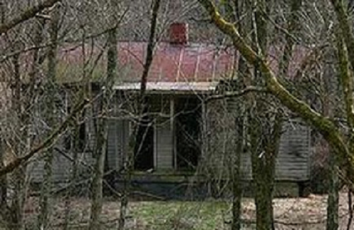 Phát hiện thi thể người đàn ông gần nhà hoang, trên lưng có hình xăm lạ