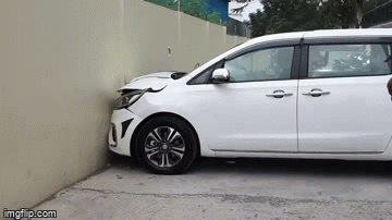 Video: Chìa khóa xe ô tô mới vừa trao tay, người đàn ông lao thẳng vào tường