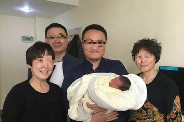 Sự thật bất ngờ chuyện đôi vợ chồng qua đời do tai nạn, con trai họ vẫn bình an chào đời sau 4 năm