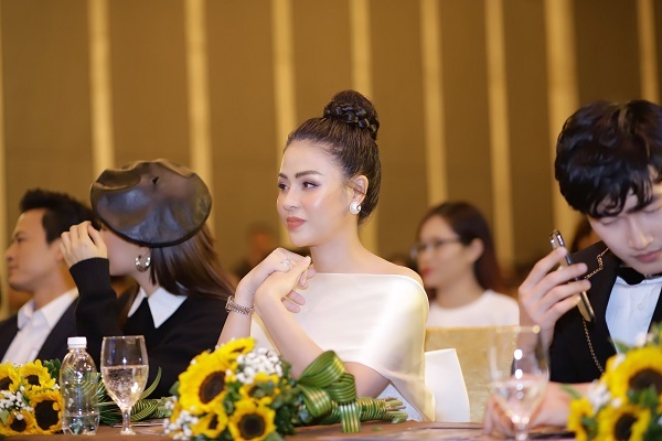 “Ngây ngất” trước nhan sắc đỉnh cao của Lương Thu Trang trong họp báo phim Hướng Dương Ngược Nắng