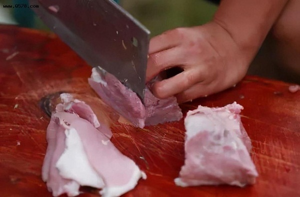 Đột nhiên bị sốt rồi điếc sau khi chặt miếng thịt lợn sống, chàng đầu bếp hốt hoảng khi biết nguyên nhân