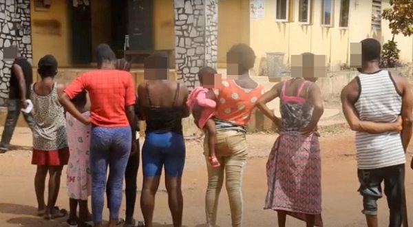 Hãi hùng bí mật bên trong “nhà máy sản xuất trẻ em” núp bóng phòng khám tư ở Nigeria