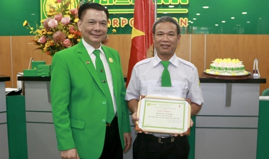 Tài xế taxi trả lại gần 100 triệu đồng cho khách bỏ quên