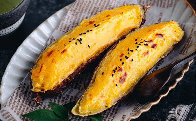 Nướng khoai bằng lò vi sóng, đảm bảo thơm ngon không kém gì bếp than