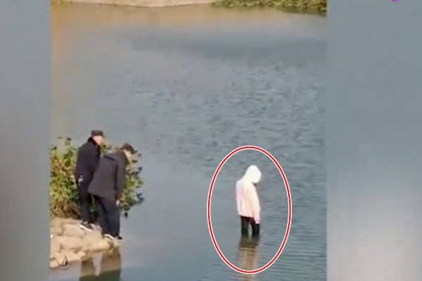 4 cảnh sát không biết bơi, đứng nhìn thiếu nữ 17 tuổi chết đuối khiến dân mạng 