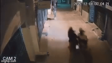 Video: Sau va chạm tông thẳng vào cột điện, hai cô gái có pha xử lý 