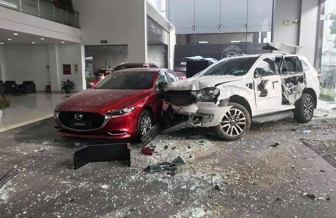 Nữ tài xế mất lái tông vỡ cửa kính showroom ô tô, một người tử vong