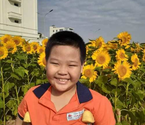 Hành trình chữa trị ung thư xương đẫm nước mắt của chú lính chì dũng cảm