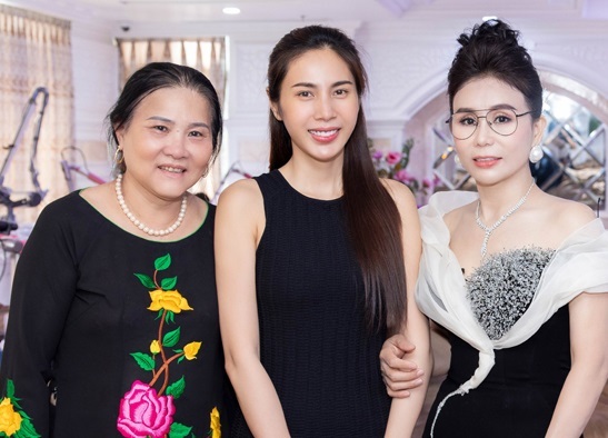 Thủy Tiên lần đầu được mẹ chồng
