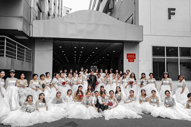 Loạt nữ sinh mặc váy cưới tại trường đại học, dân mạng đồn đoán có hội thi