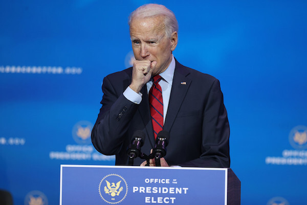 Nhà báo đi cùng ông Joe Biden mắc COVID-19