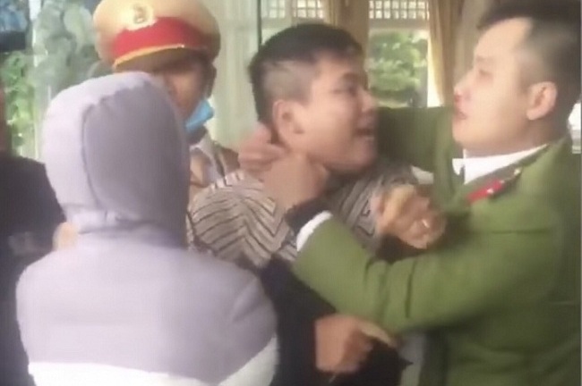 Bị tạm giữ phương tiện, nam thanh niên hung hãn đấm chảy máu mũi trung úy cảnh sát