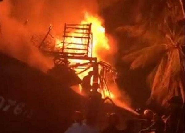 Quảng Bình: Tàu cá bất ngờ bốc cháy dữ dội trong đêm