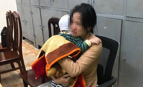 CSGT ngăn người phụ nữ ôm con nhỏ định nhảy cầu Bãi Cháy tự tử