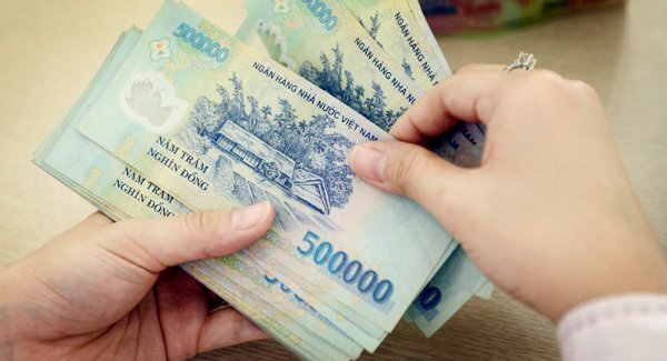 Từ năm 2021, khi nào lương của chồng được chuyển thẳng vào tài khoản vợ?