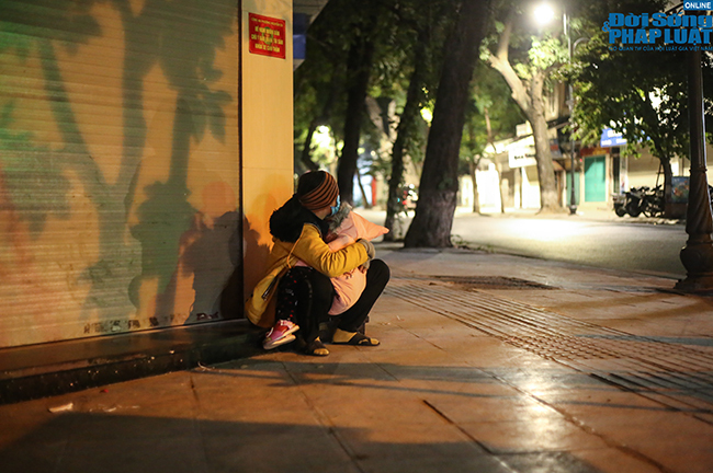 Nghẹn lòng cảnh người phụ nữ không nhà ôm con trong đêm lạnh thấu xương: