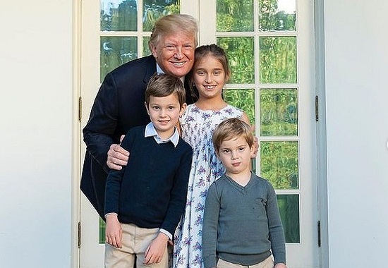 Cháu ngoại Tổng thống Trump lưu lại dấu bàn tay trong vườn Nhà Trắng