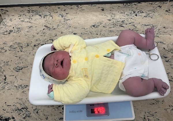 Hà Nội: Bé sơ sinh chào đời với cân nặng gần 6kg
