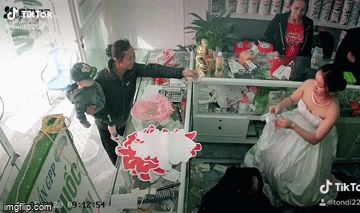 Cô dâu dược sĩ yêu nghề, chuẩn bị lên xe hoa nhưng vẫn phải